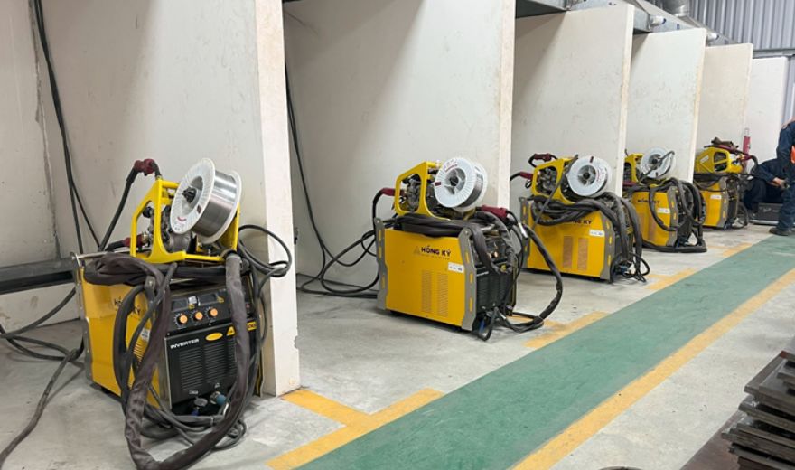 Nhân ngày nhà giáo Việt Nam 20/11, Hồng Ký gửi lời tri ân đến các Thầy cô giáo và trao tặng thêm 3 máy hàn MIG 200I đến trường Cao đẳng Công Nghệ và Nông Lâm Nam Bộ – Bình dương