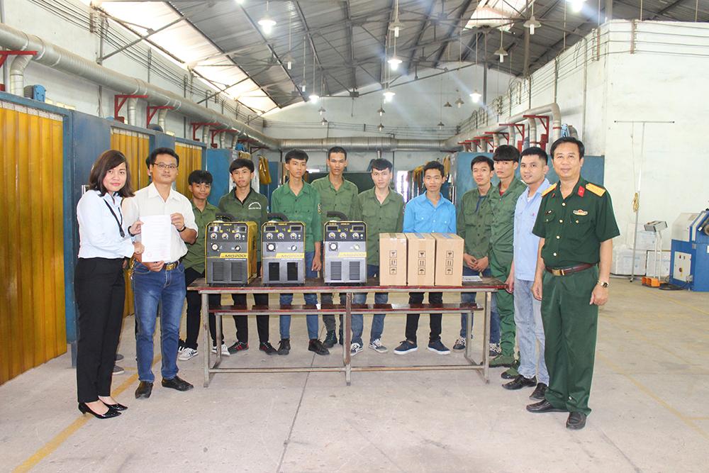 3 năm 1 hành trình – Trao tài trợ thêm 3 máy hàn MIG Hồng Ký về với thầy trò trường Cao đẳng Nghề Số 8 – Bộ Quốc Phòng