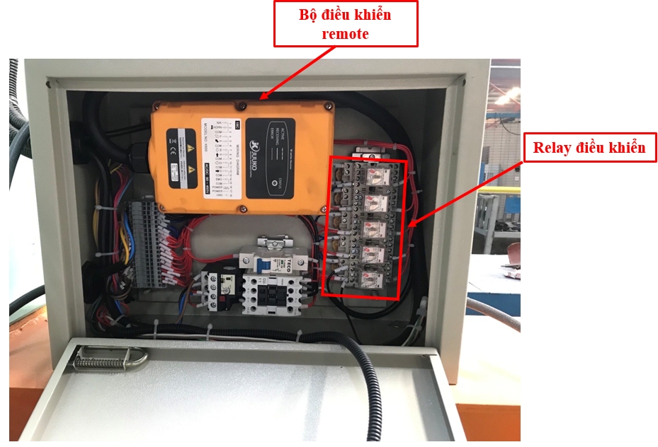 Bộ điều khiển remote và relay trong tủ điều khiển