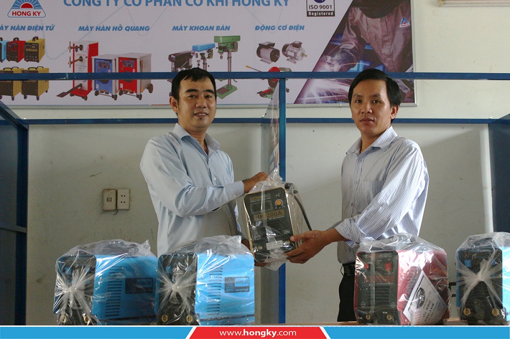 Đại diện công ty Cơ khí Hồng Ký đến thăm và trao tài trợ giáo dục cho trường Cao đẳng Nghề Bình Phước
