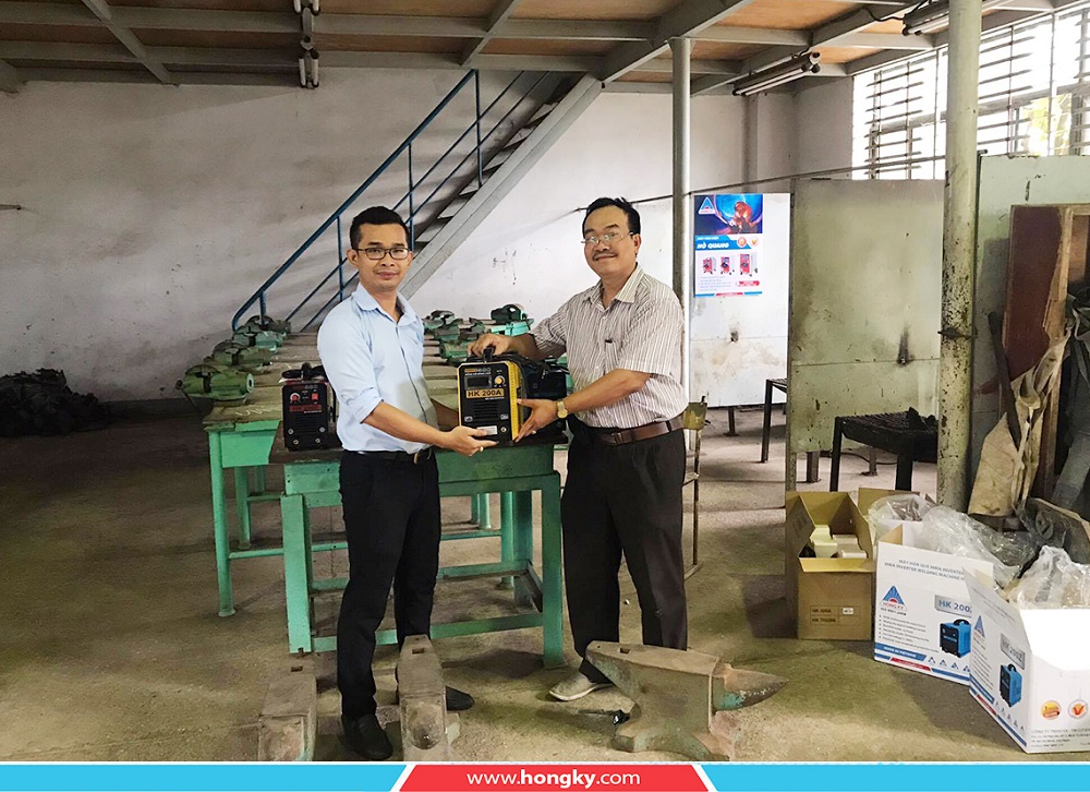 Thầy trò trường Cao đẳng Công nghệ Đà Nẵng vui mừng tiếp nhận tài trợ giáo dục từ công ty Hồng Ký