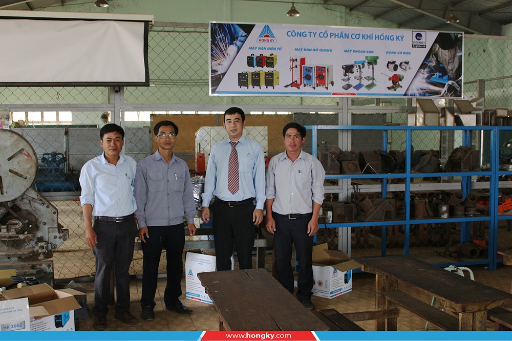 Thầy trò trường Cao đẳng Nghề Gia Lai vui mừng tiếp nhận tài trợ máy hàn điện tử từ công ty Cơ khí Hồng Ký