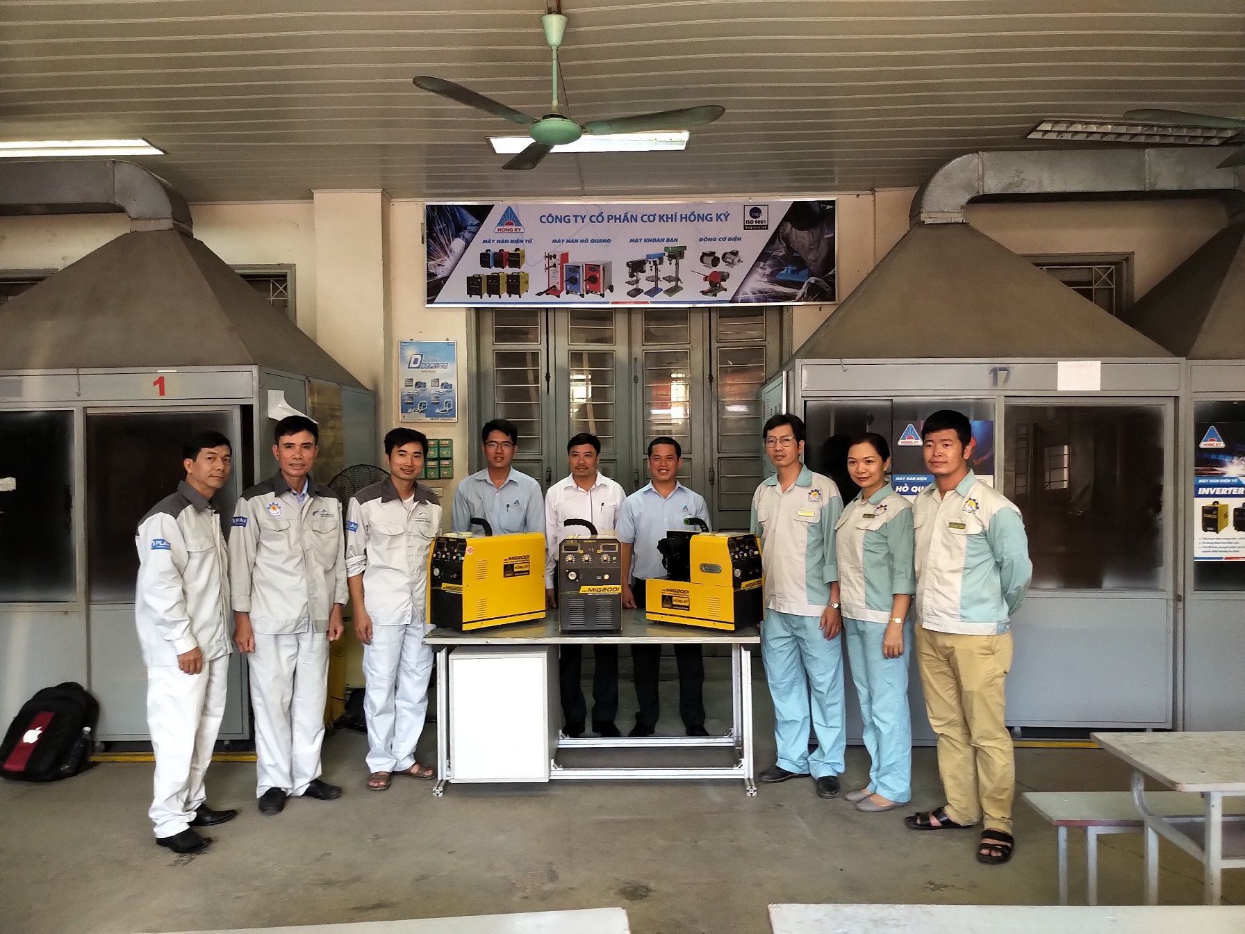 Thầy trò trường CĐ Nghề Công nghiệp Hà Nội đón nhận tài trợ máy hàn MIG HỒNG KÝ