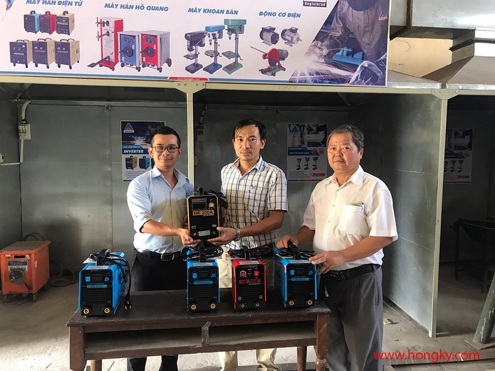 Thêm 5 máy hàn điện tử Hồng Ký về với thầy trò trường Cao đẳng Nghề Thừa Thiên Huế