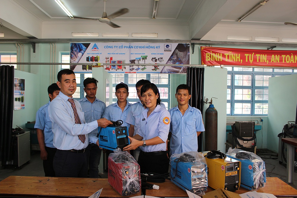 Thêm 5 máy hàn điện tử Hồng Ký được trao cho trường Cao đẳng Nghề số 7 – Bộ Quốc phòng