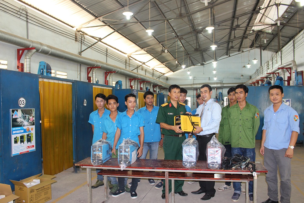 Thêm 5 máy hàn điện tử Hồng Ký được trao cho trường Cao đẳng Nghề Số 8 – Bộ Quốc phòng