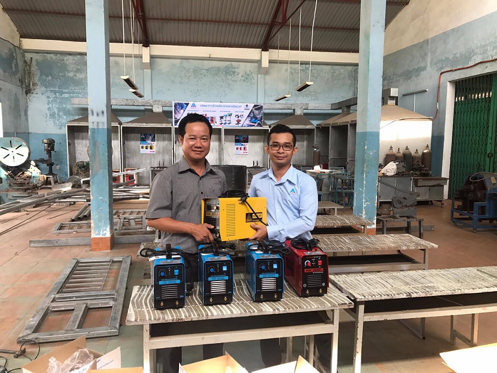 Thêm 5 máy hàn điện tử Hồng Ký về với thầy trò trường Cao đẳng Nghề Cơ giới Quảng Ngãi