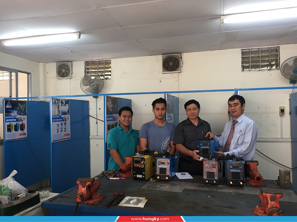 5 máy hàn điện tử Hồng Ký về với thầy trò trường Đại học Công nghệ Sài Gòn