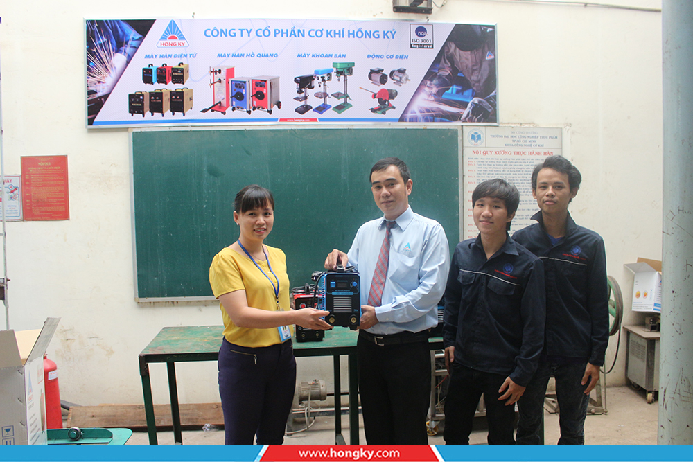 Máy hàn điện tử Hồng Ký về với thầy trò trường Đại học Công nghiệp Thực phẩm TP Hồ Chí Minh