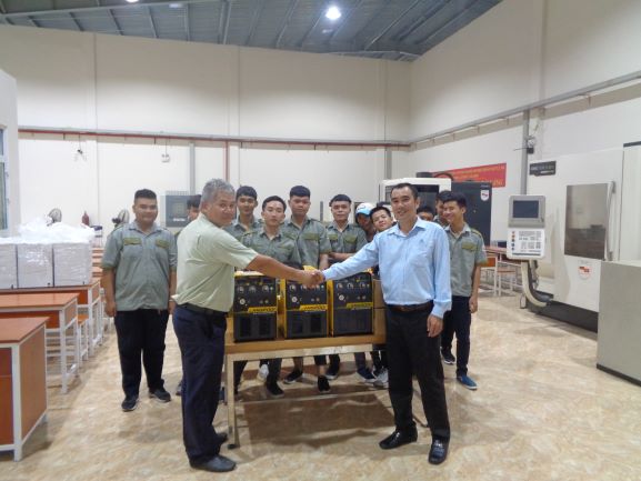 Thầy trò trường Cao đẳng Nghề Nha Trang nhận bàn giao máy hàn công nghiệp do HỒNG KÝ tài trợ
