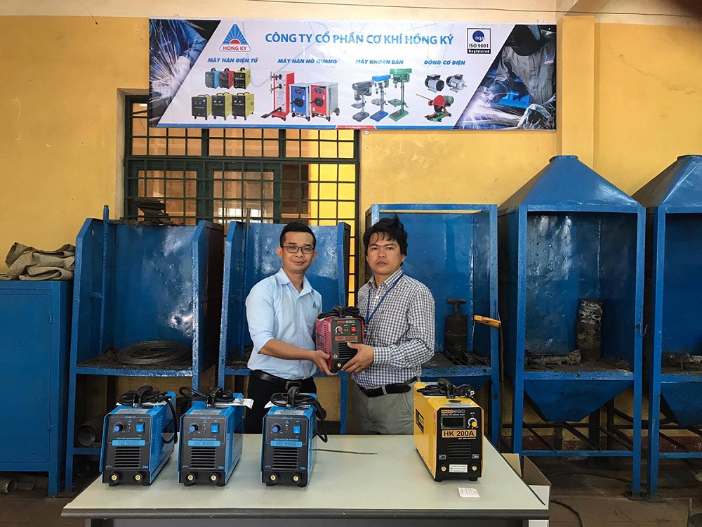 Thầy trò trường Cao đẳng Kỹ nghệ Dung Quất tiếp nhận tài trợ máy hàn điện tử Hồng Ký