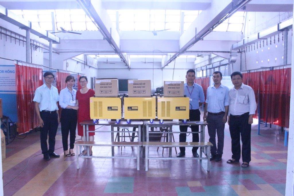 Thầy trò trường ĐH Sư phạm Kỹ thuật TP HCM tiếp nhận tài trợ máy hàn công nghiệp từ Hồng Ký