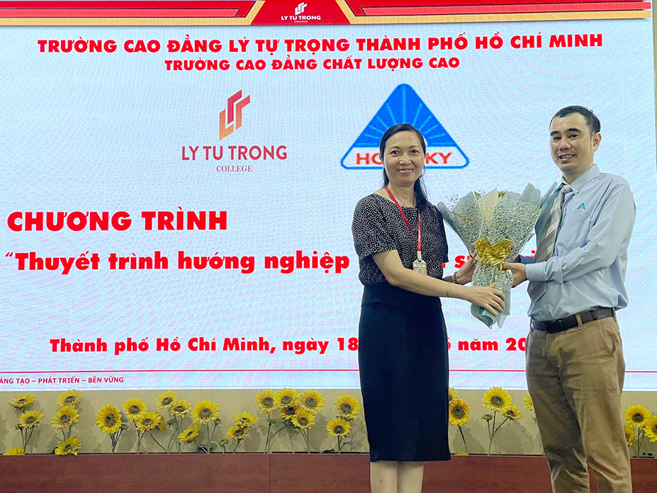 Sinh viên CĐ Lý Tự Trọng hào hứng tham gia buổi Thuyết trình hướng nghiệp và giới thiệu công ty Hồng Ký