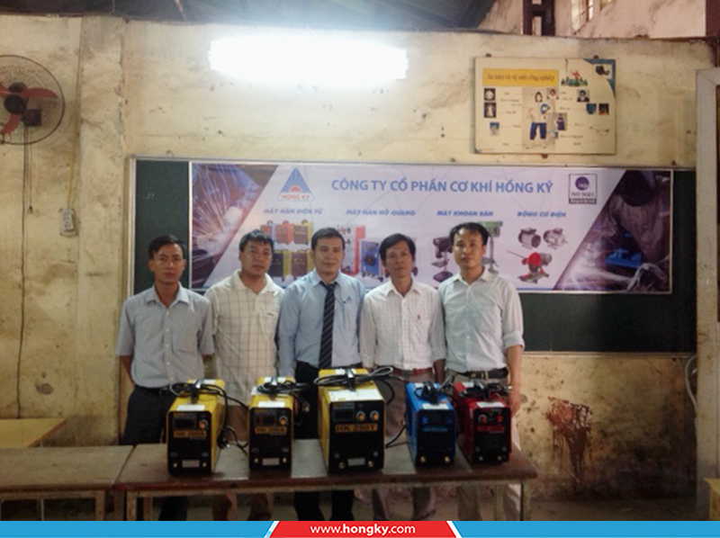 Gói tài trợ 5 máy hàn điện tử Hồng Ký về với thầy trò trường Cao đẳng Nghề Công nghiệp Nam Định