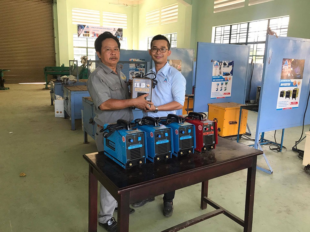 Trường Cao đẳng Nghề Quảng Nam tiếp nhận tài trợ máy hàn điện tử Hồng Ký