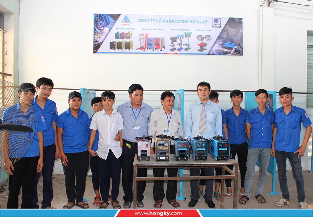 Niềm vui của thầy trò trường Cao đẳng Nghề Tây Ninh khi đón nhận tài trợ máy hàn điện tử từ công ty Hồng Ký