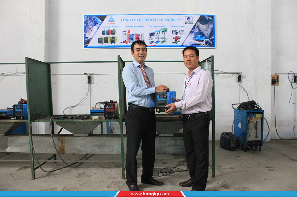 Thầy trò trường Trung cấp Nghề Kon Tum đón nhận tài trợ từ công ty Cơ khí Hồng Ký