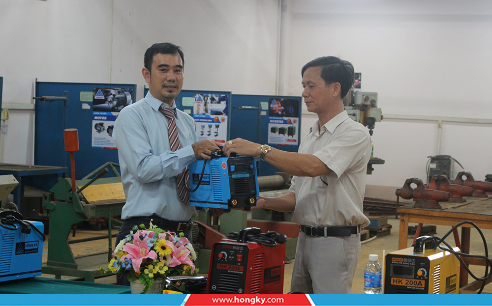 Trường Cao đẳng Nghề Trà Vinh vui mừng tiếp nhận tài trợ máy hàn điện tử từ công ty Cơ khí Hồng Ký