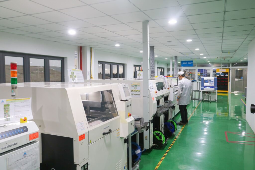 chuyền SMT tại nhà máy Hồng Ký