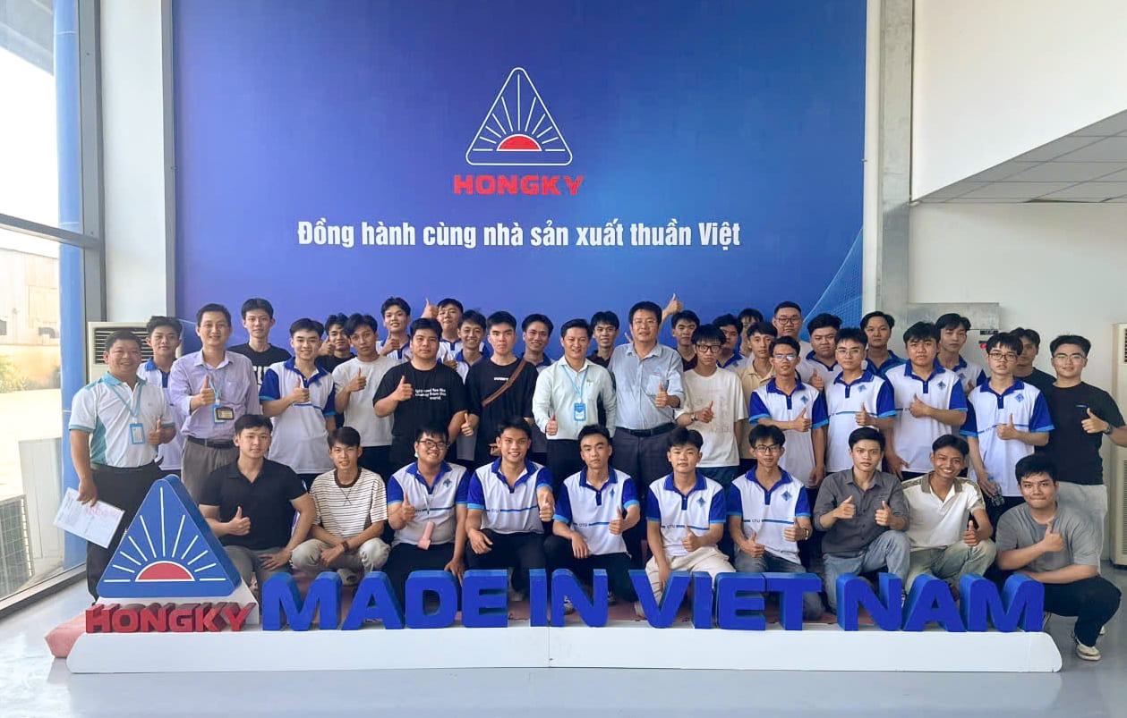 Hồng Ký chào đón sinh viên ĐH Cần Thơ đến tham quan nhà máy